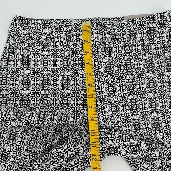 Chico's Black and White Geometric Bermuda Shorts NWT Pockets Women’s Size 0/US 4 - Picture 14 of 16